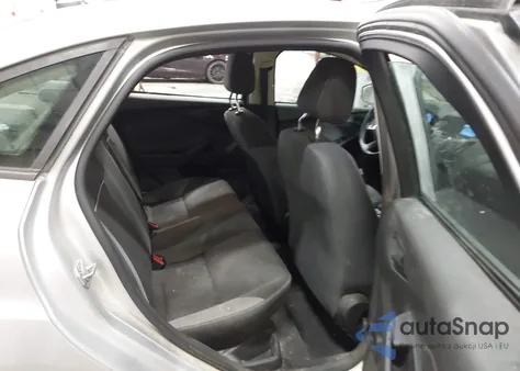 2013 Ford Focus S z USA, uszkodzony, nr VIN 1FADP3E21DL383952